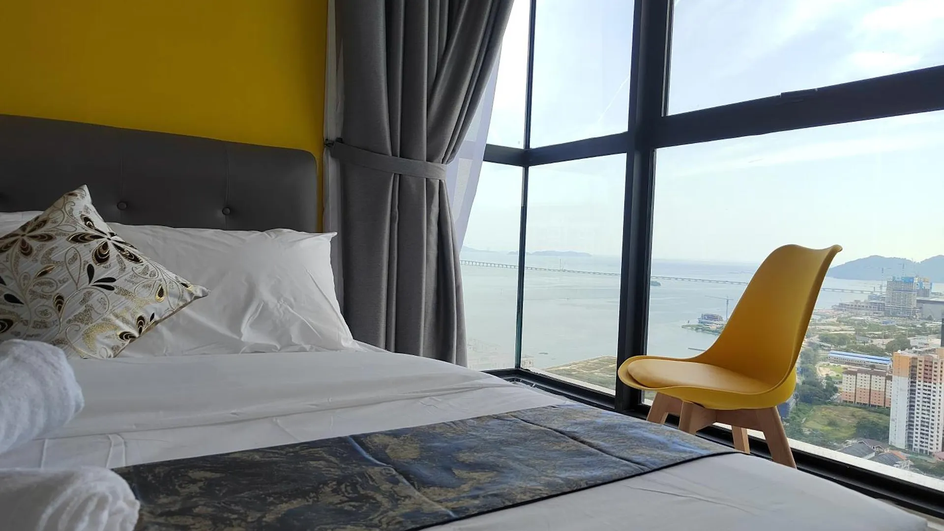 Seaview Infinity Pool , 40Th , 9Pax, 3Rooms 2Carpark Jelutong 0*,  Malaysia