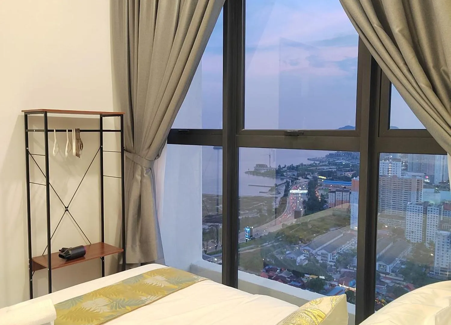 Seaview Infinity Pool , 40Th , 9Pax, 3Rooms 2Carpark Jelutong 0*,  Malaysia